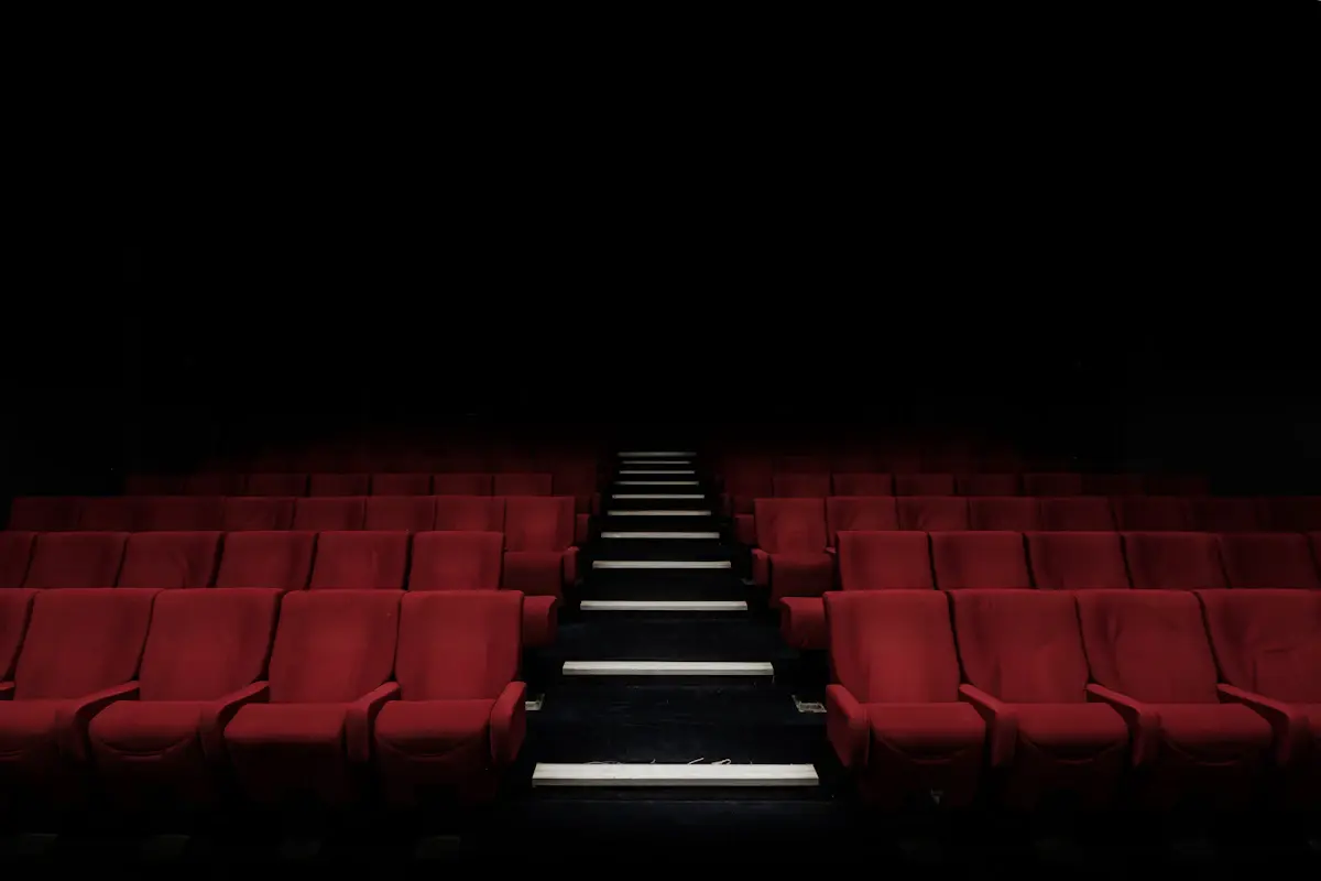 Home theater com filme em 4K sendo exibido